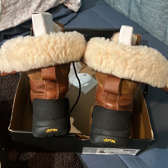 Ugg Event fabrics waterproof Boot with fuzz inside! Original box - Picture 6 of 10